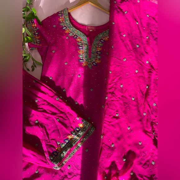 Frontier heritage ready to wear readymade party designer pink magenta embroidery - Picture 10 of 11
